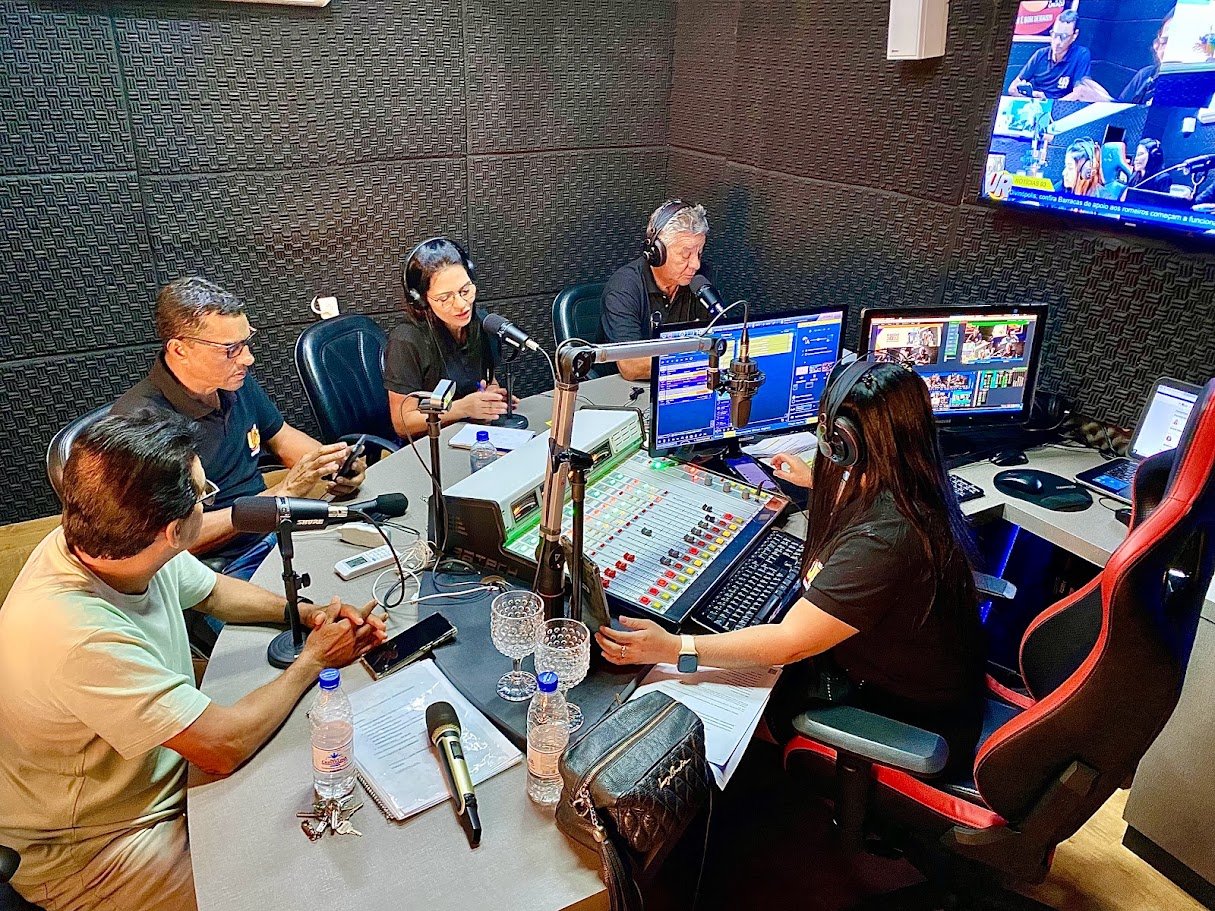Equipe da Uruaçu FM durante uma transmissão no estúdio