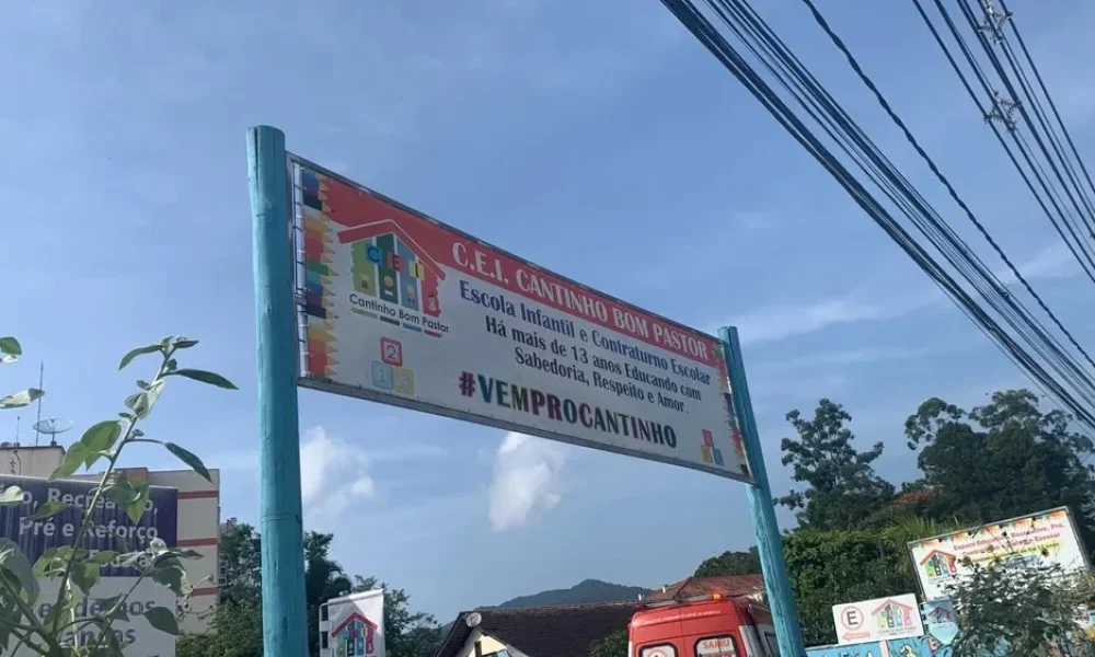 Ataque no Centro Educacional Cantinho do Bom Pastor, em Blumenau — Foto: RBS/TV