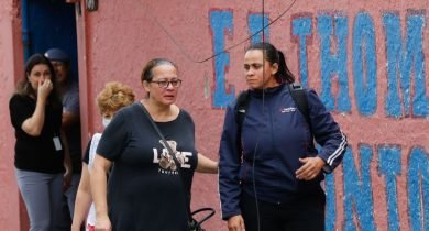 À direita, professora de Educação Física, Cíntia Barbosa Foto: Fernando Frazão/Agência Brasil