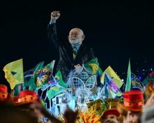 Carro alegórico da Acadêmicos de Niterói que homenageia Lula Foto: Pablo PORCIUNCULA / AFP