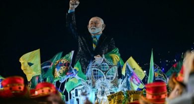 Carro alegórico da Acadêmicos de Niterói que homenageia Lula Foto: Pablo PORCIUNCULA / AFP