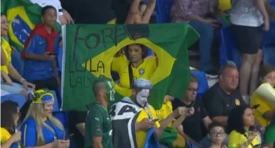 Torcedora exibe bandeira em protesto a Lula Foto: Reprodução/TV Globo