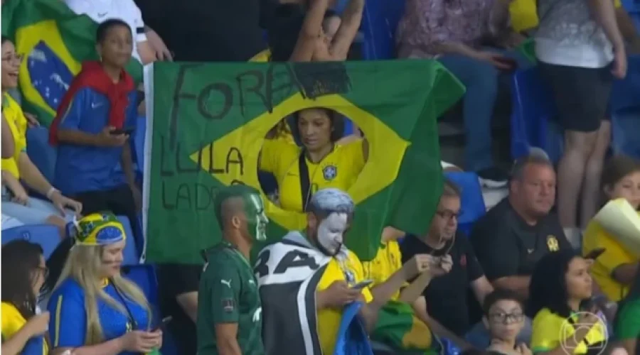 Torcedora exibe bandeira em protesto a Lula Foto: Reprodução/TV Globo