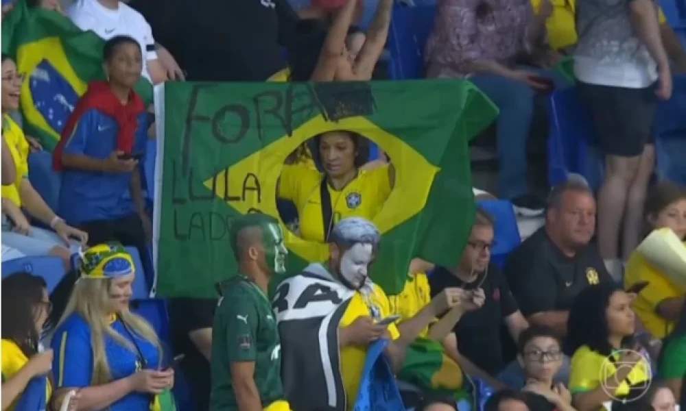 Torcedora exibe bandeira em protesto a Lula Foto: Reprodução/TV Globo