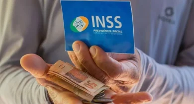 Beneficiario-do-INSS-segurando-cartao-e-notas-de-dinheiro