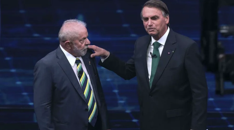 Bolsonaro-e-Lula-durante-o-debate-e1686494600383-1024x623