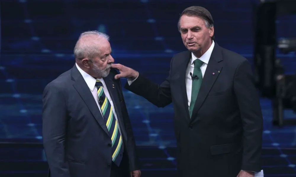 Bolsonaro-e-Lula-durante-o-debate-e1686494600383-1024x623