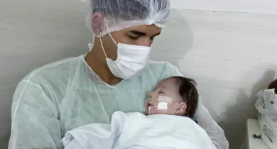 Cantor-Ze-Vaqueiro-com-o-filho-no-colo-1024x565