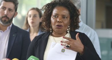 A ministra da Cultura, Margareth Menezes,fala à imprensa