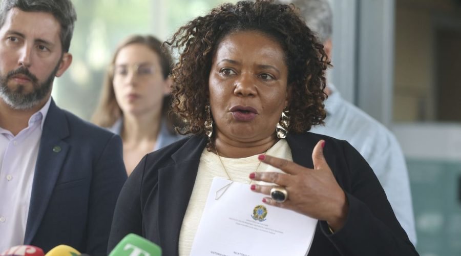 A ministra da Cultura, Margareth Menezes,fala à imprensa