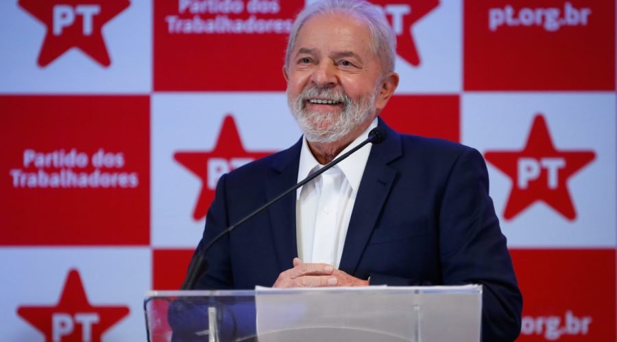 O ex-presidente Luiz Inácio Lula da Silva defendeu em entrevista coletiva, em Brasília, a independência entre os Poderes e disse que não cabe ao presidente da República interferir na definição do comando para a Câmara e o Senado a partir de 2023 | Sérgio Lima/Poder360 08.out.2021