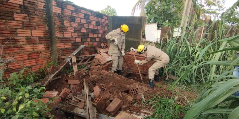 Corpo de bombeiros participou da ocorrência para o resgate do corpo. Imagem: PCGO