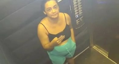 Corretora dentro de elevador antes de desaparecer Foto: Reprodução/Câmeras de Segurança