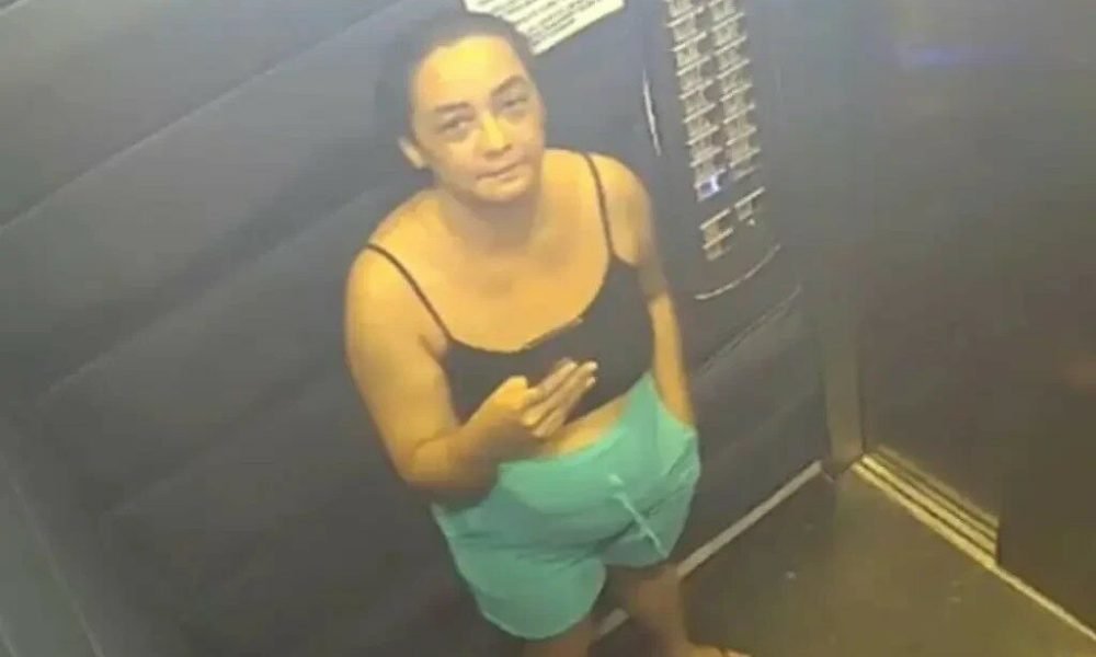 Corretora dentro de elevador antes de desaparecer Foto: Reprodução/Câmeras de Segurança