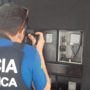 Perito da Polícia Técnico-Científica durante coleta de índicios e provas de adulteração de medidor de energia em Formosa, no Entrono do DF: fraudar o sistema configura crime de furto segundo o Código Penal Brasileiro [Foto: Divulgação/Equatorial Goiás]