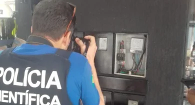 Perito da Polícia Técnico-Científica durante coleta de índicios e provas de adulteração de medidor de energia em Formosa, no Entrono do DF: fraudar o sistema configura crime de furto segundo o Código Penal Brasileiro [Foto: Divulgação/Equatorial Goiás]