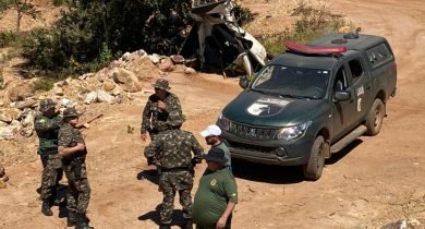 Polícia Militar Ambiental durante ação em garimpo clandestino, em Niquelândia [Foto: Divulgação/BPM Ambiental]