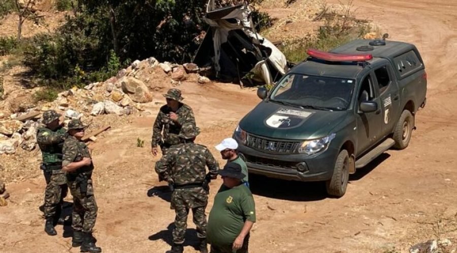 Polícia Militar Ambiental durante ação em garimpo clandestino, em Niquelândia [Foto: Divulgação/BPM Ambiental]