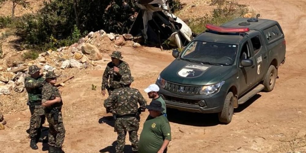 Polícia Militar Ambiental durante ação em garimpo clandestino, em Niquelândia [Foto: Divulgação/BPM Ambiental]