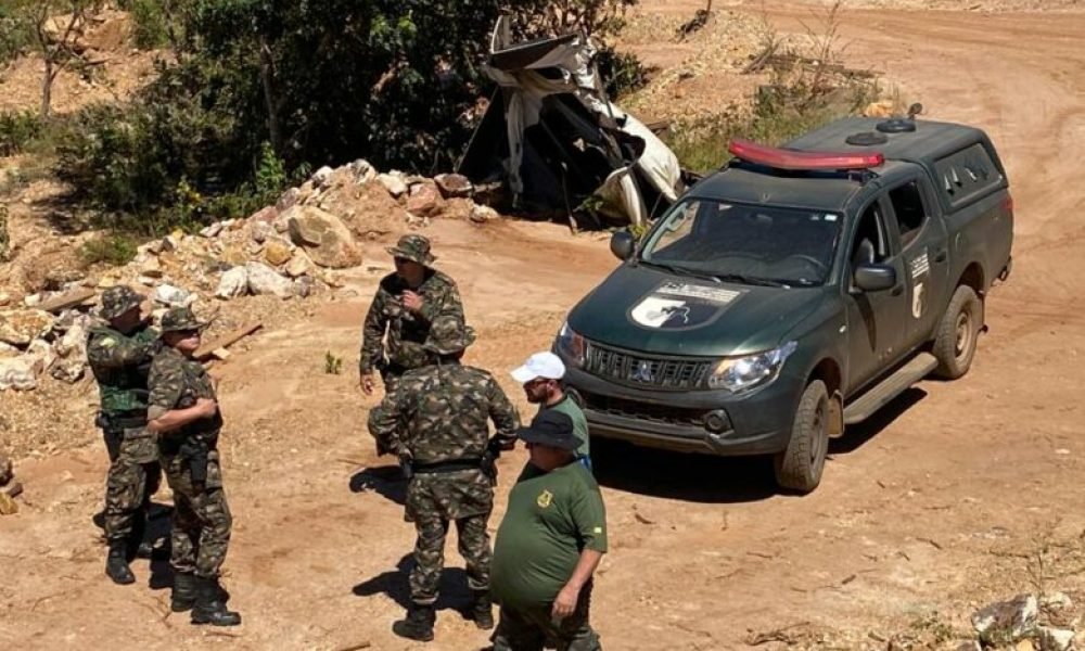 Polícia Militar Ambiental durante ação em garimpo clandestino, em Niquelândia [Foto: Divulgação/BPM Ambiental]