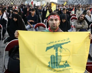 Manifestante exibe uma bandeira do grupo terrorista Hezbollah Foto: EFE/EPA/ABEDIN TAHERKENAREH