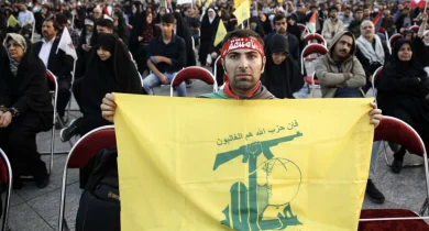 Manifestante exibe uma bandeira do grupo terrorista Hezbollah Foto: EFE/EPA/ABEDIN TAHERKENAREH