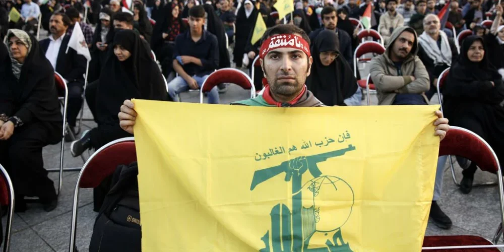 Manifestante exibe uma bandeira do grupo terrorista Hezbollah Foto: EFE/EPA/ABEDIN TAHERKENAREH