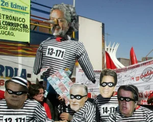 Manifestantes com boneco de Lula com nariz de Pinóquio Foto: ANTONIO SCORZA/AFP
