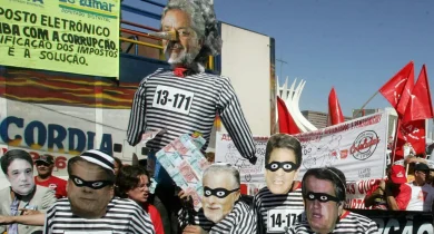 Manifestantes com boneco de Lula com nariz de Pinóquio Foto: ANTONIO SCORZA/AFP