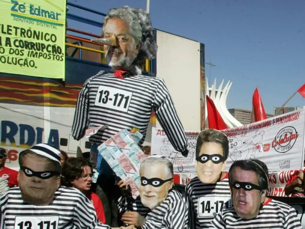 Manifestantes com boneco de Lula com nariz de Pinóquio Foto: ANTONIO SCORZA/AFP
