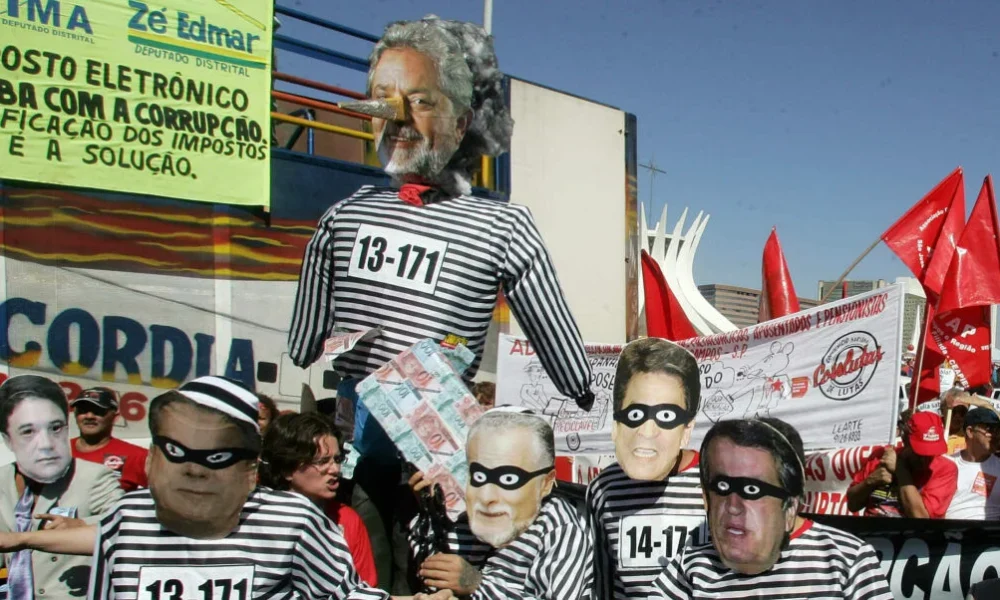 Manifestantes com boneco de Lula com nariz de Pinóquio Foto: ANTONIO SCORZA/AFP