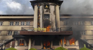 Sede da Suprema Corte do Nepal incendiado por manifestantes. (Foto: NARENDRA SHRESTHA/EFE/EPA)