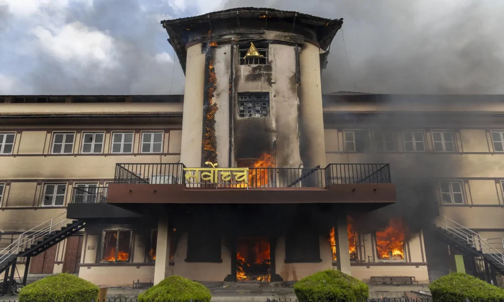Sede da Suprema Corte do Nepal incendiado por manifestantes. (Foto: NARENDRA SHRESTHA/EFE/EPA)
