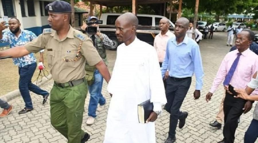Detetives conduzem o pastor Ezekiel Ombok Odero, investigado por envolvimento na morte de seus seguidores, em Mombasa, Quênia
REUTERS/Stringer