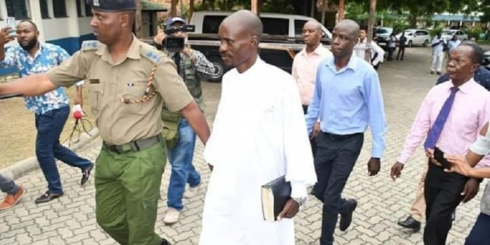Detetives conduzem o pastor Ezekiel Ombok Odero, investigado por envolvimento na morte de seus seguidores, em Mombasa, Quênia
REUTERS/Stringer