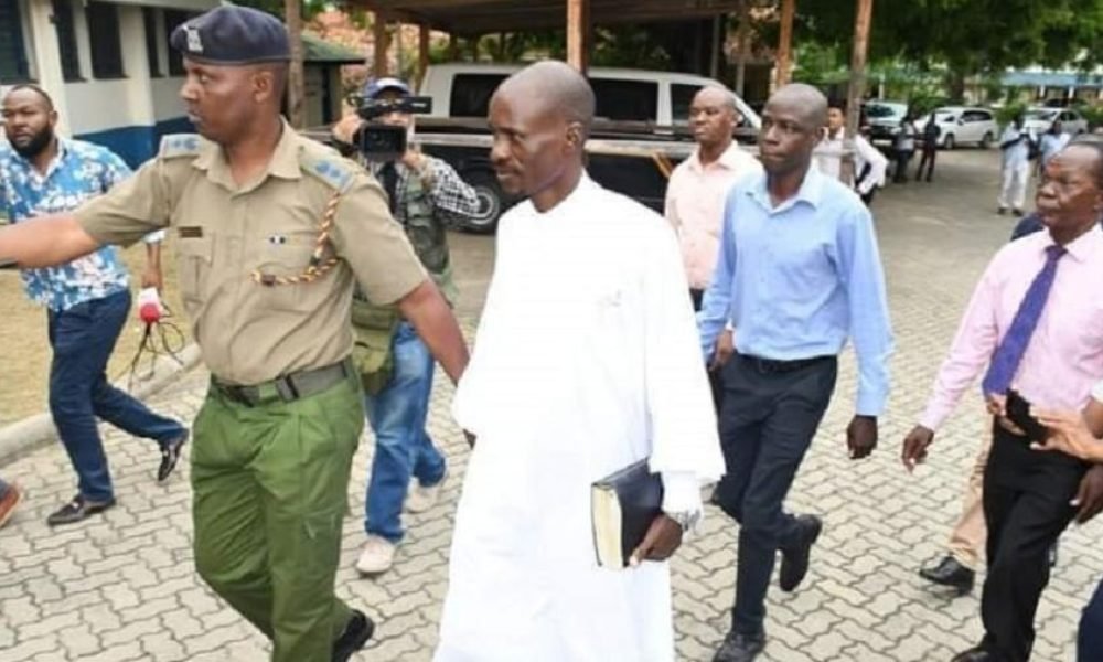 Detetives conduzem o pastor Ezekiel Ombok Odero, investigado por envolvimento na morte de seus seguidores, em Mombasa, Quênia
REUTERS/Stringer