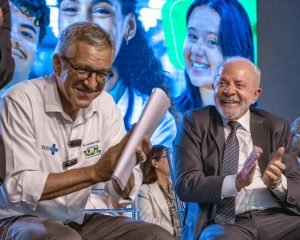 Ministro da Saúde, Alexandre Padilha, ao lado de Lula Foto: João Risi/MS