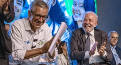 Ministro da Saúde, Alexandre Padilha, ao lado de Lula Foto: João Risi/MS