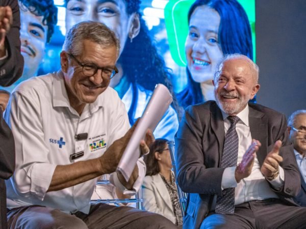 Ministro da Saúde, Alexandre Padilha, ao lado de Lula Foto: João Risi/MS