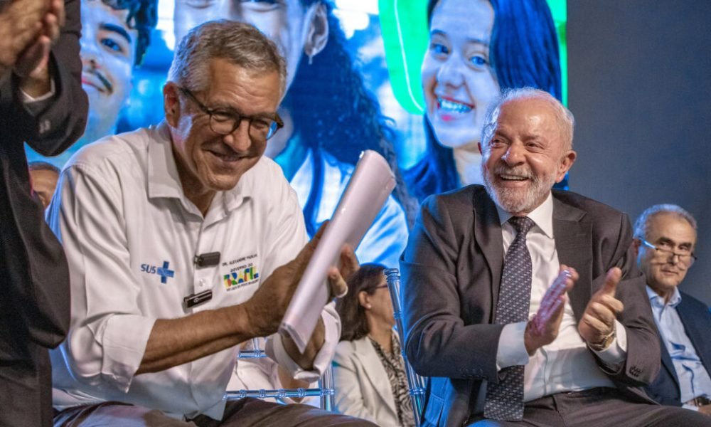 Ministro da Saúde, Alexandre Padilha, ao lado de Lula Foto: João Risi/MS