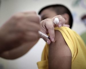 Pacientes recebem água destilada em vez de vacina em Minas Gerais Foto: EFE/Jeffrey Arguedas