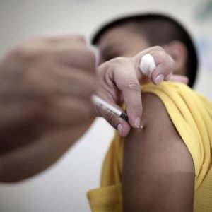 Pacientes recebem água destilada em vez de vacina em Minas Gerais Foto: EFE/Jeffrey Arguedas