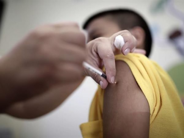 Pacientes recebem água destilada em vez de vacina em Minas Gerais Foto: EFE/Jeffrey Arguedas